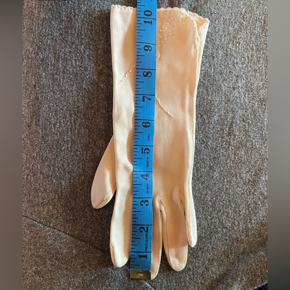 Vintage off-white gloves w/ embroidered detail - Picture 7 of 9